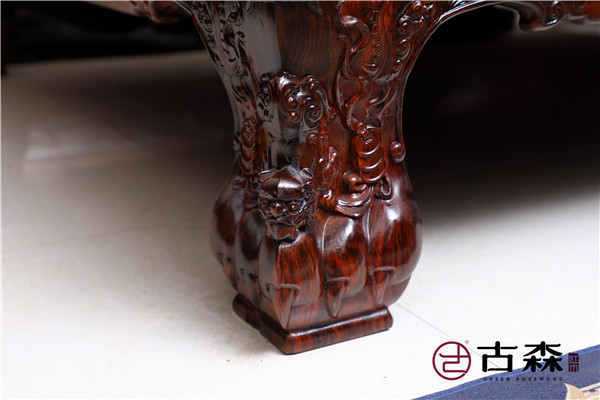 《金玉滿堂沙發(fā)》腿足雕以麒麟，寓意鎮(zhèn)宅祈福